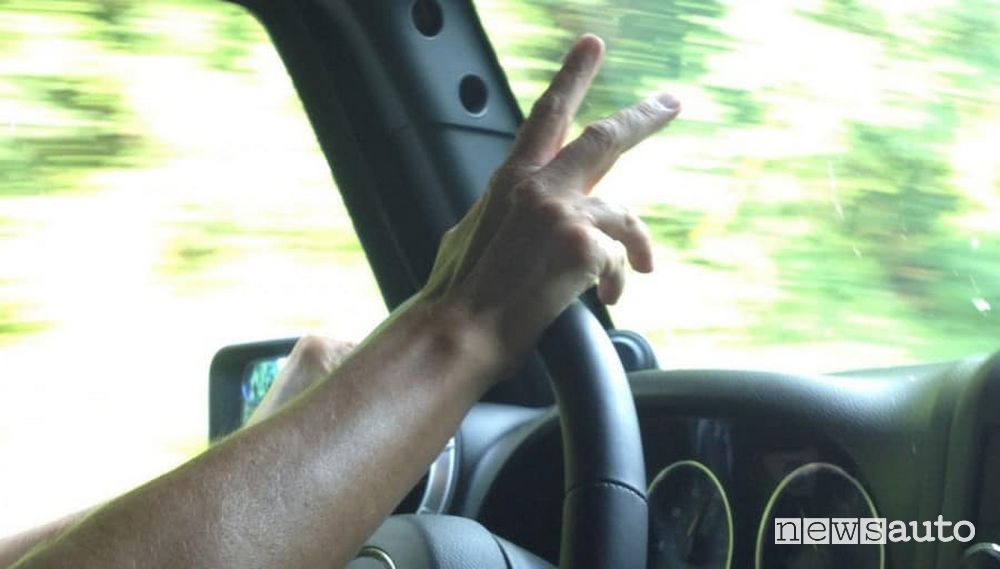 Saluto Jeep Wave alla guida