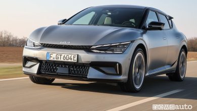 Vista di profilo Kia EV6 GT su strada
