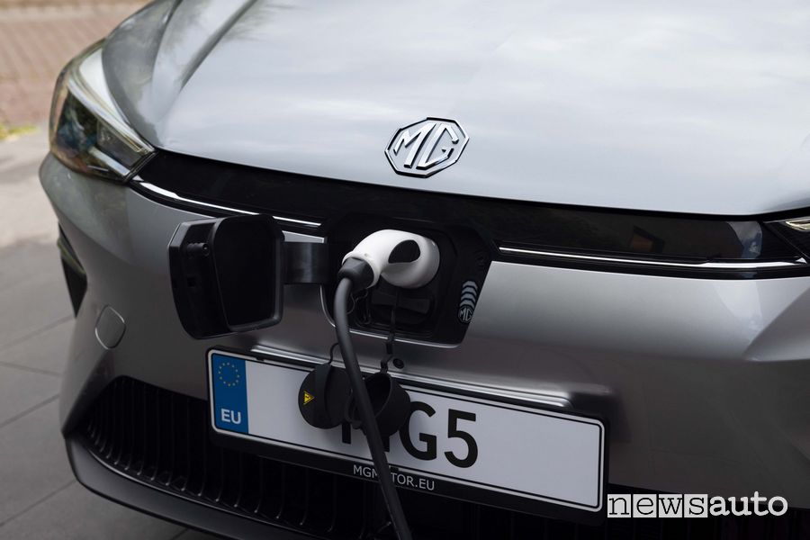 MG5 Electric in ricarica