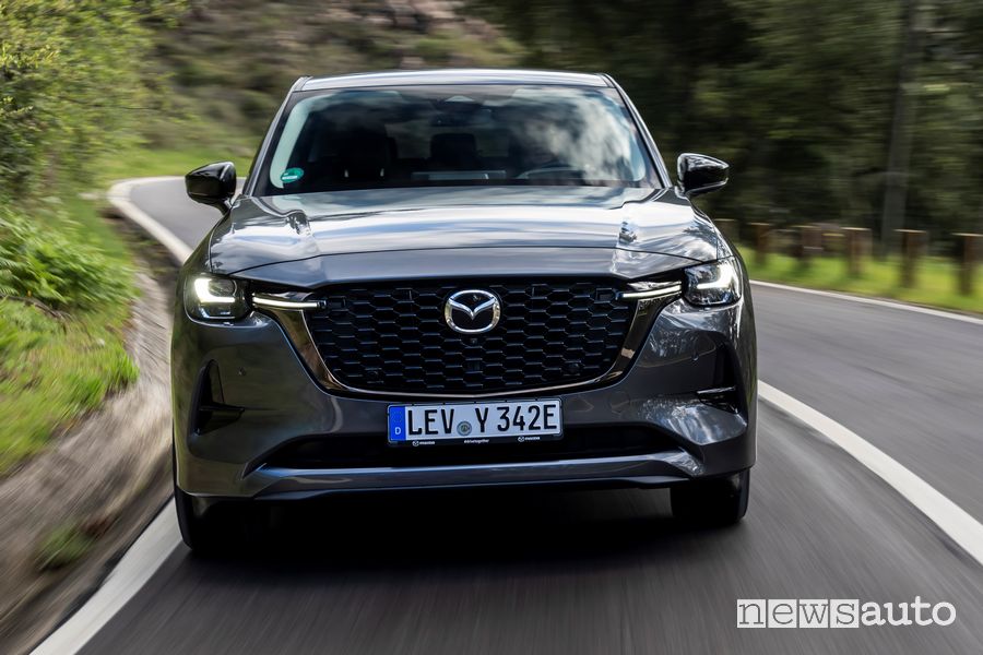Vista anteriore Mazda CX-60 PHEV ibrida plug-in su strada