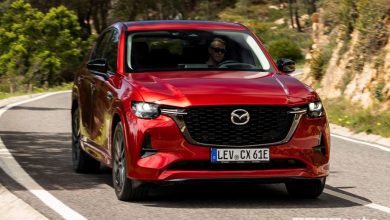 Vista anteriore Mazda CX-60 Homura, Soul Red Crystal su strada