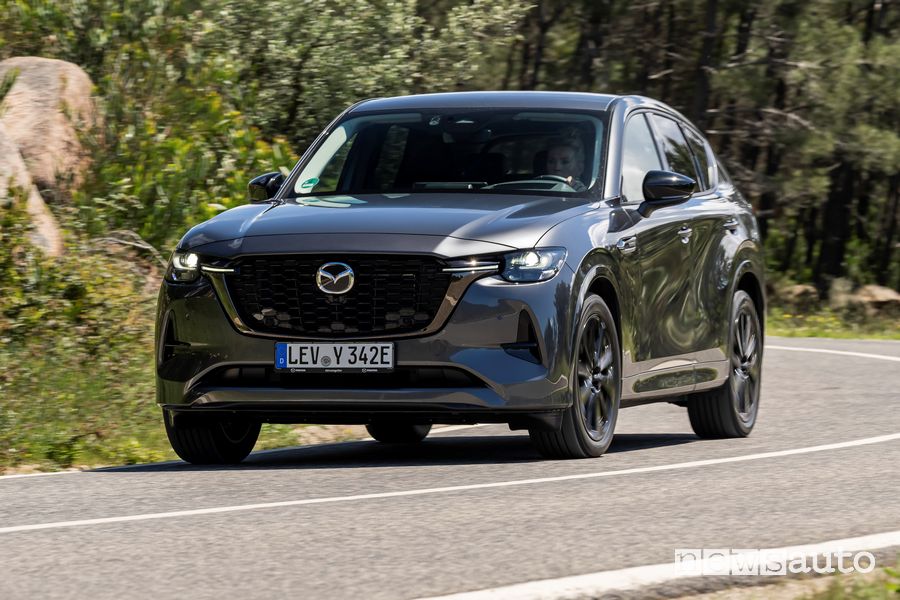 Vista di profilo Mazda CX-60 PHEV ibrida plug-in su strada