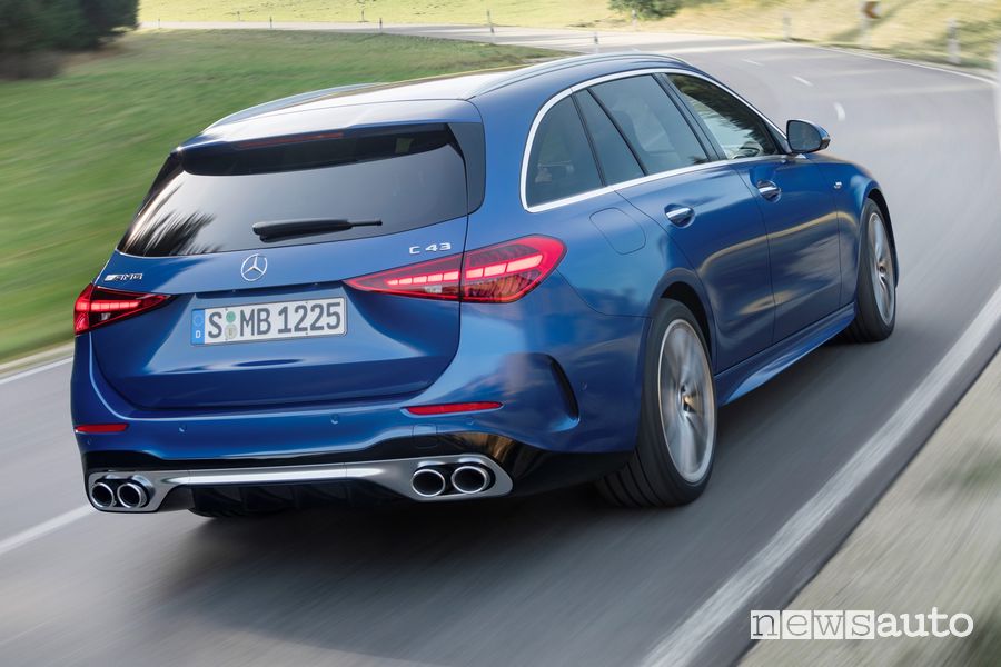 Vista posteriore Mercedes-AMG C 43 4Matic station wagon su strada