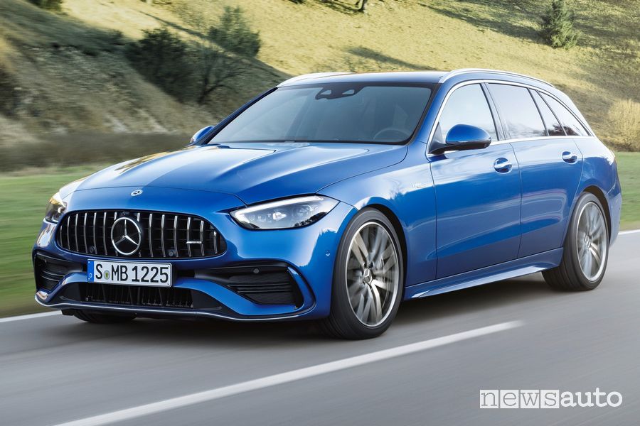 Vista di profilo Mercedes-AMG C 43 4Matic station wagon su strada