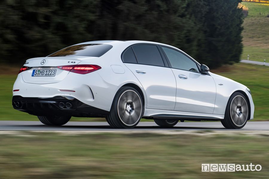 Vista posteriore Mercedes-AMG C 43 4Matic su strada