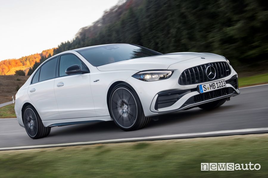 Vista di profilo Mercedes-AMG C 43 4Matic su strada