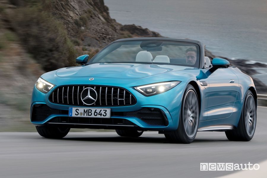 Vista di profilo Mercedes-AMG SL 43 Roadster su strada