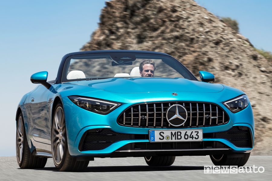 Vista anteriore Mercedes-AMG SL 43 Roadster su strada