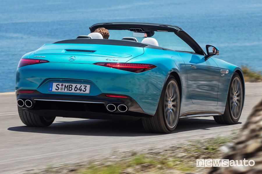 Vista posteriore Mercedes-AMG SL 43 Roadster su strada