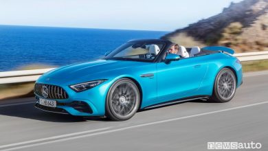 Vista di profilo Mercedes-AMG SL 43 Roadster su strada