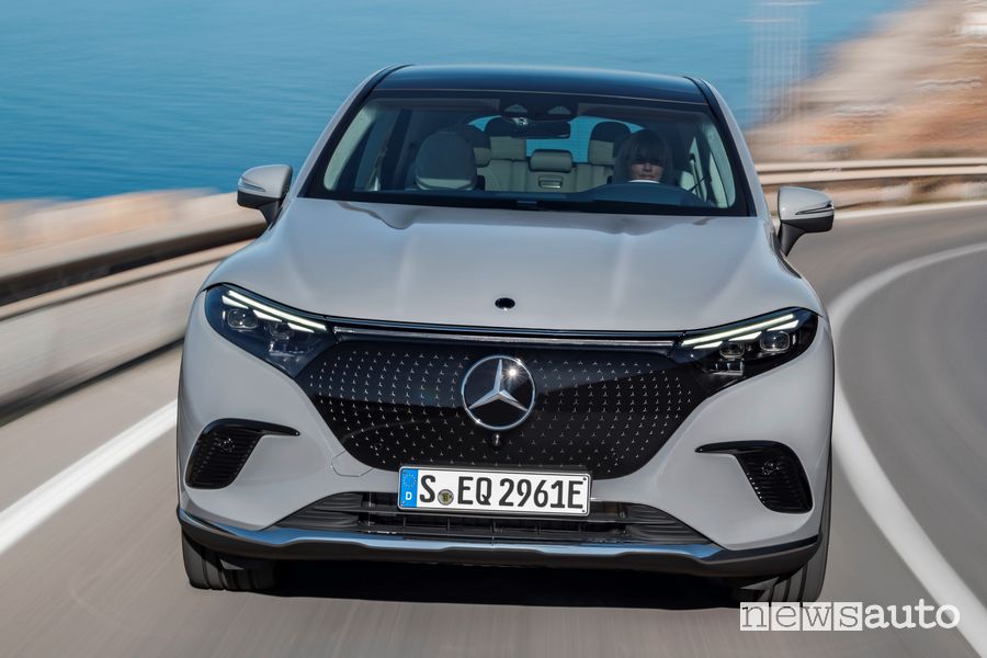 Vista frontale Mercedes-Benz EQS SUV su strada