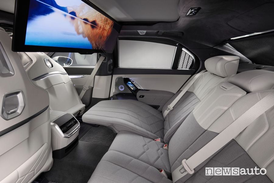 Display Theater Screen da 31,3" abitacolo BMW 760i xDrive