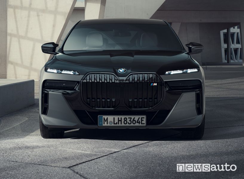 Vista anteriore BMW M760e xDrive