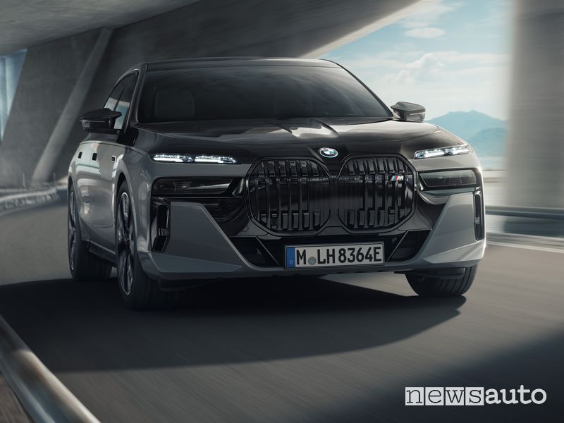 Vista anteriore BMW M760e xDrive su strada