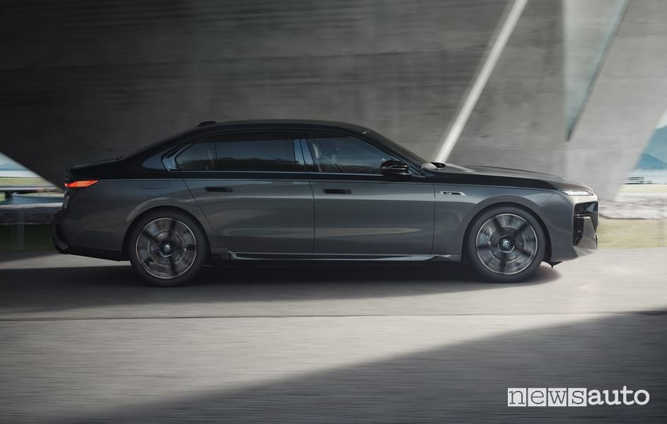 Vista laterale BMW M760e xDrive su strada