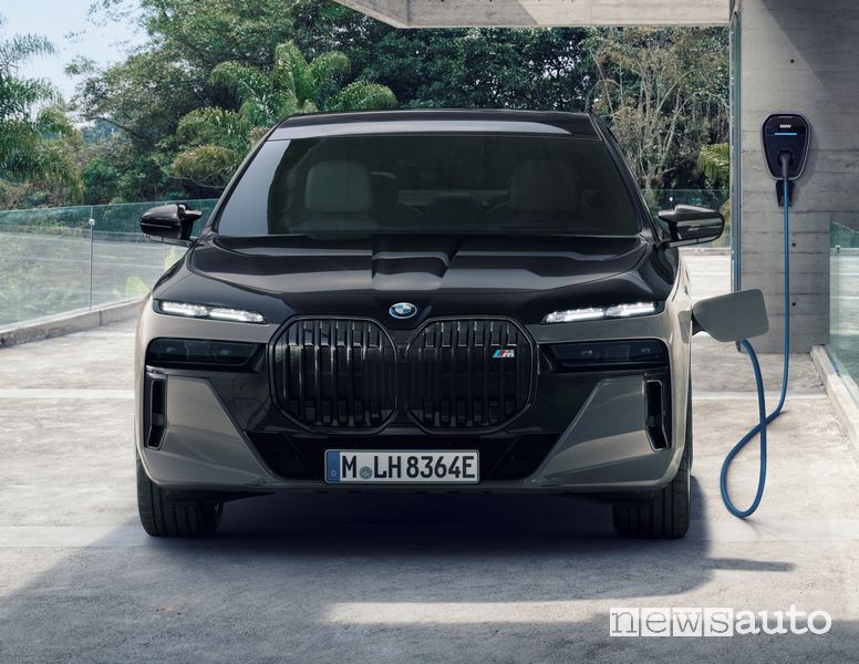 BMW M760e xDrive PHEV in ricarica