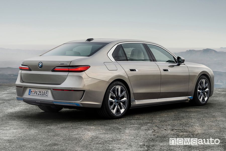 Vista posteriore BMW i7 xDrive60 elettrica