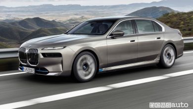 Vista di profilo BMW i7 xDrive60 elettrica su strada