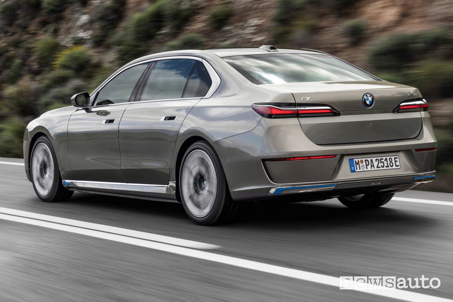 Vista posteriore BMW i7 xDrive60 elettrica su strada