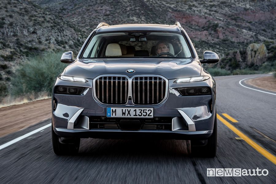 Vista frontale BMW X7 su strada