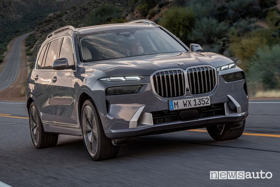 Vista di profilo BMW X7 su strada