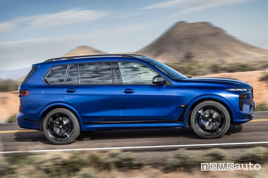 Vista laterale BMW X7 M60i xDrive su strada
