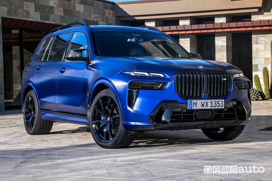 Vista di profilo BMW X7 M60i xDrive