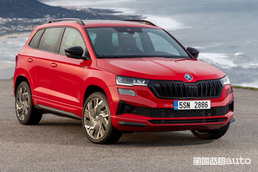 Vista di profilo nuovo Skoda Karoq Sportline