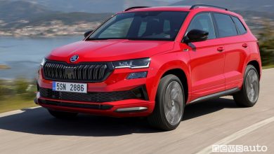 Vista di profilo nuovo Skoda Karoq Sportline su strada