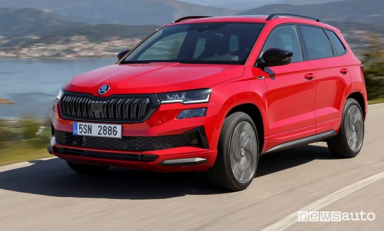 Vista di profilo nuovo Skoda Karoq Sportline su strada