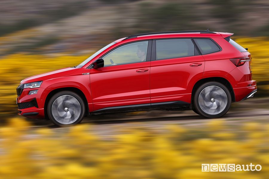 Vista laterale nuovo Skoda Karoq Sportline su strada
