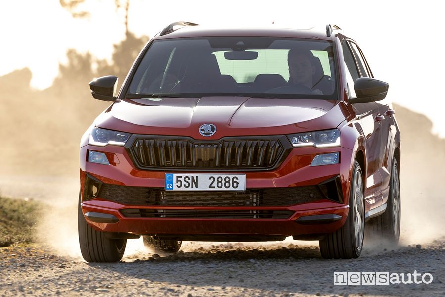 Vista anteriore nuovo Skoda Karoq Sportline sullo sterrato