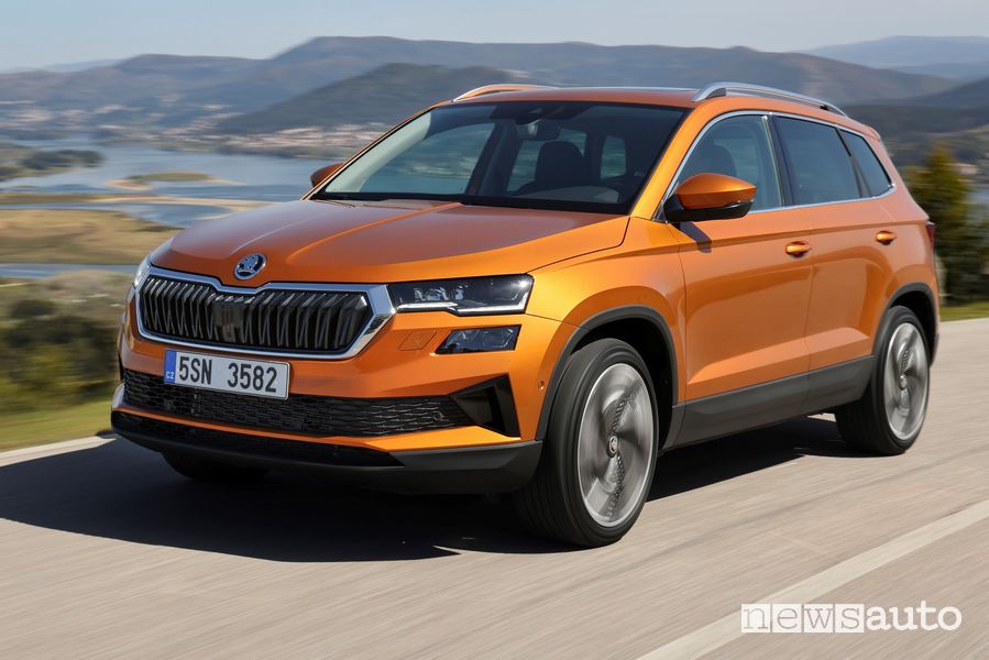 Vista di profilo nuovo Skoda Karoq Style su strada