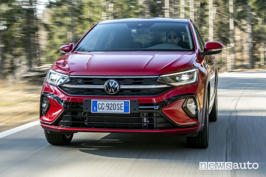 Vista frontale nuovo Volkswagen Taigo su strada