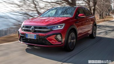 Vista di profilo nuovo Volkswagen Taigo su strada