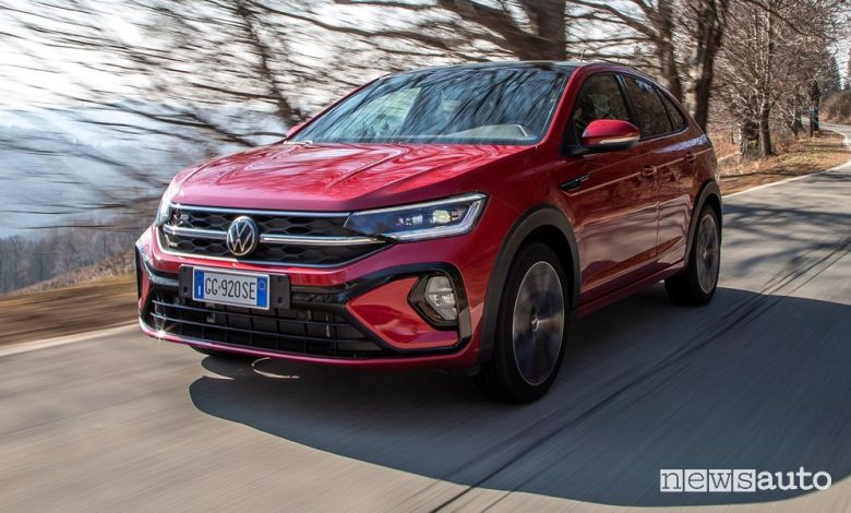 Vista di profilo nuovo Volkswagen Taigo su strada