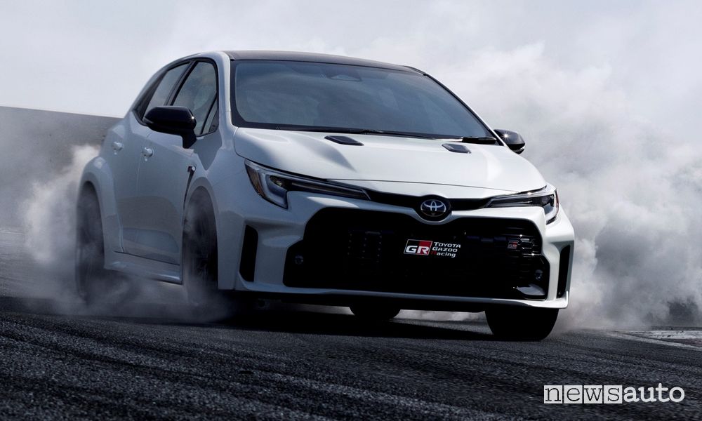 Nuova Toyota GR Corolla in derapata