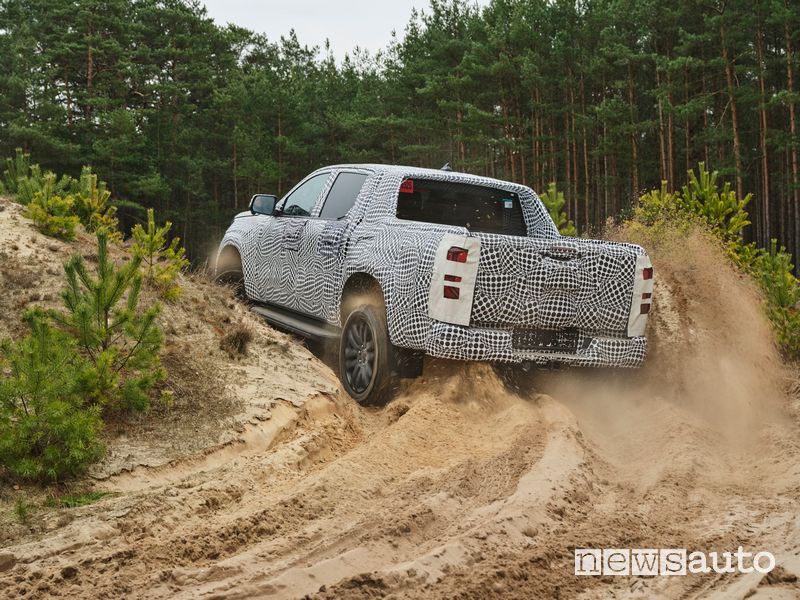 Vista laterale Volkswagen Amarok prototipo in off road