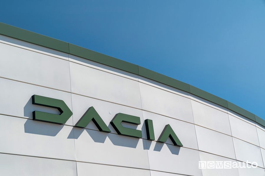 Nuovo logo Dacia, dove la D è una C invertita