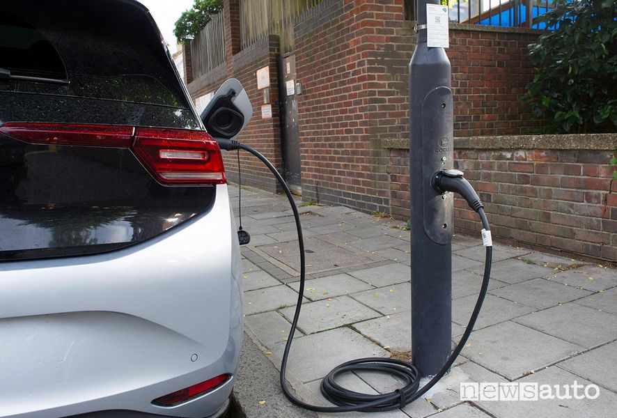 Pagamento ricarica elettrica dai pali della luce