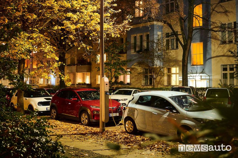 Ricarica elettrica dai pali della luce a Berlino