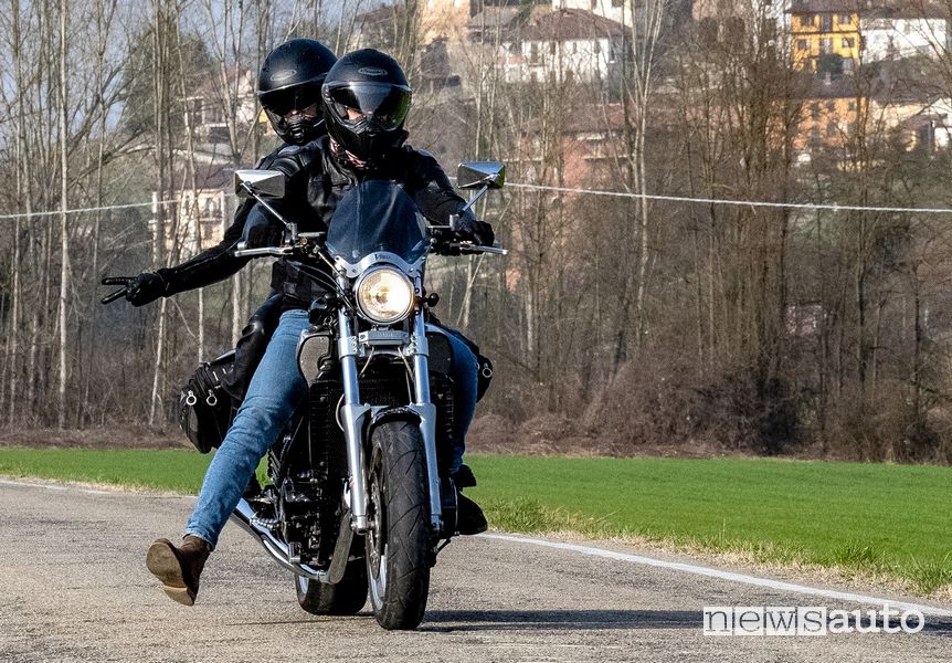 saluto V fra motociclisti Harley