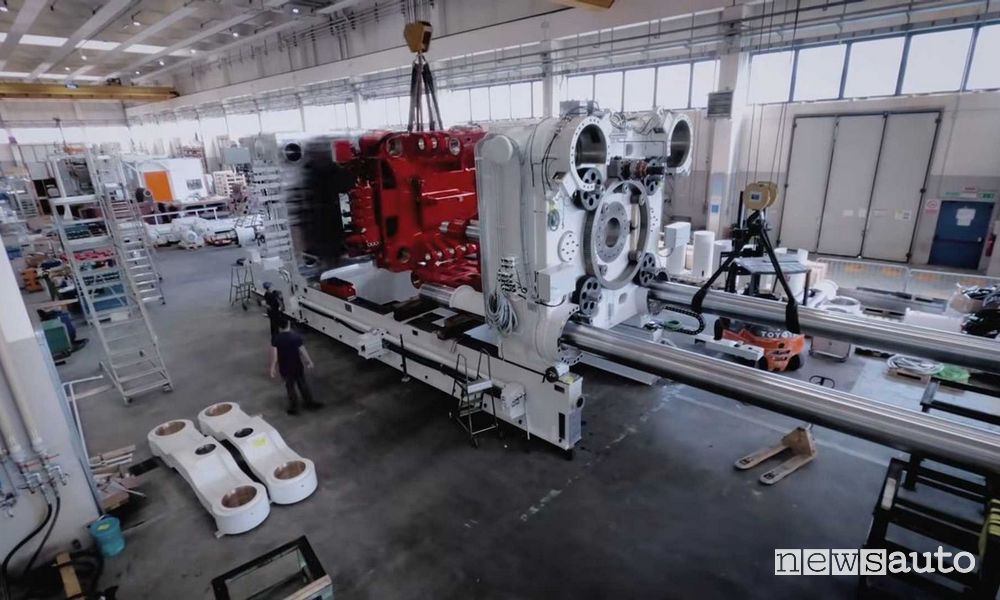Giga Press Tesla Idra in azione