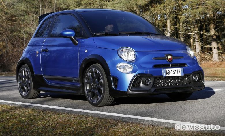 Vista di profilo Abarth 695 Tributo 131 Rally su strada