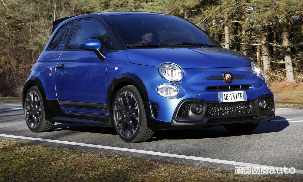 Vista di profilo Abarth 695 Tributo 131 Rally su strada