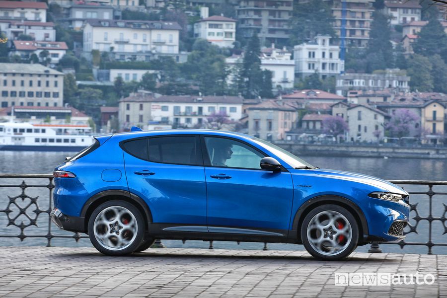 Vista laterale nuovo Alfa Romeo Tonale Veloce su strada