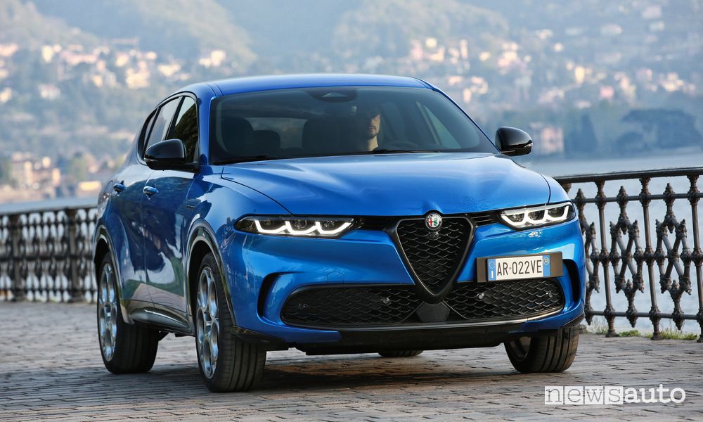 Vista anteriore nuovo Alfa Romeo Tonale Veloce su strada