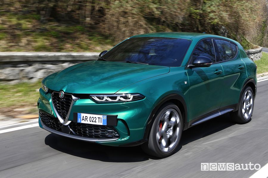 Vista di profilo nuovo Alfa Romeo Tonale Ti su strada