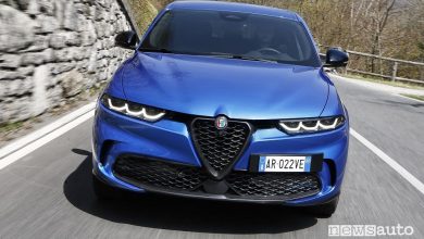 Vista frontale nuovo Alfa Romeo Tonale Veloce su strada