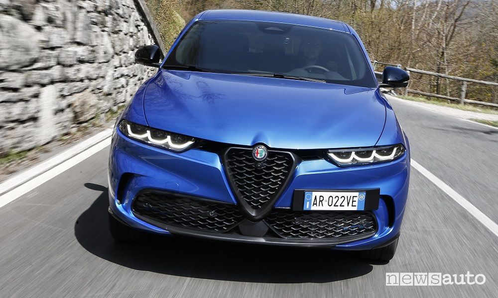 Vista frontale nuovo Alfa Romeo Tonale Veloce su strada